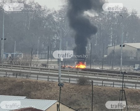Гъст дим над пловдивски квартал, гори незаконно сметище