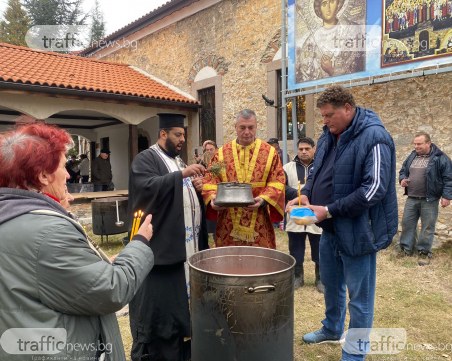 12 курбана за здраве осветиха в храма в Ново село
