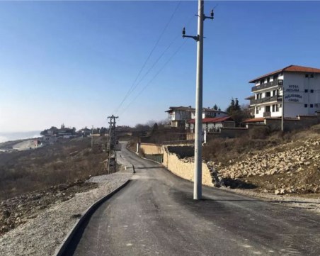 Как електрически стълб се озова в средата на път?