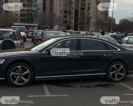Нагло паркиране! Кола зае три паркоместа пред хипермаркет в Пловдив