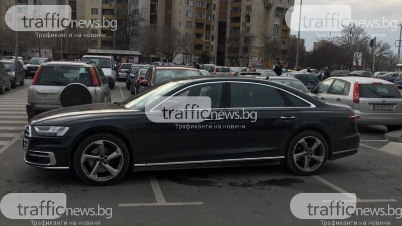 Нагло паркиране! Кола зае три паркоместа пред хипермаркет в Пловдив