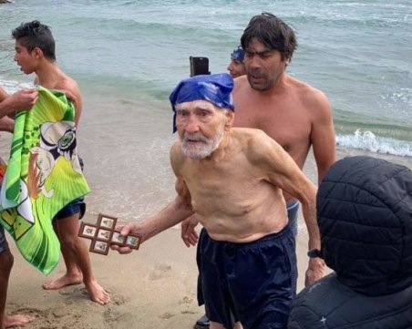 93-годишен спасител хвана кръста на Йордановден по стар стил