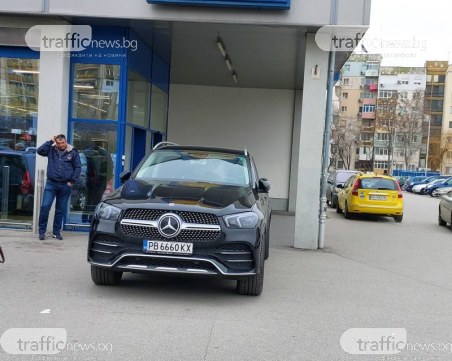 Пловдивчанка едва не влезе с джипа си в хипермаркет