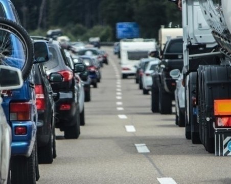 Пожар блокира спря движението край Кресна