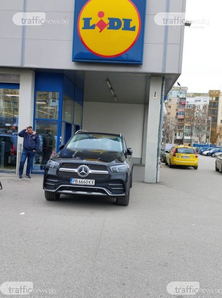 Пловдивчанка едва не влезе с джипа си в хипермаркет