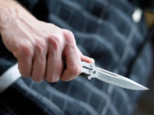 Намушкаха с нож дете пред погледа на майка му в Англия