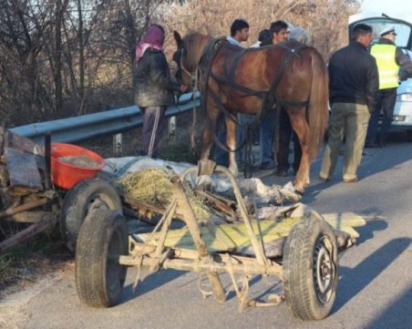 Автобус се заби в каруца, жена и дете са пострадали