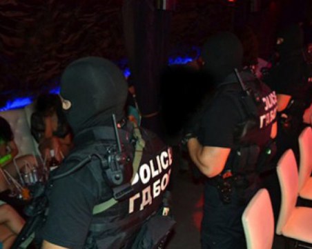 Пловдивски сводници предлагат момичета за секс по границата с Турция