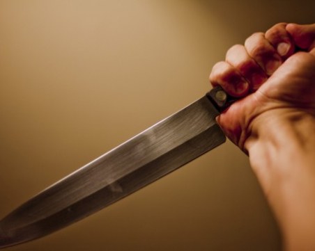 Син намушка майка си пет пъти с нож в гърба