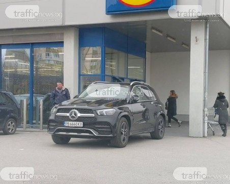 След сигнал на TrafficNews: Наказаха пловдивчанката, която едва не влезе с джипа си в магазин
