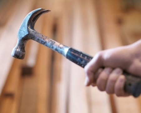 Жена разби главата на мъжа си с чук в Бургас