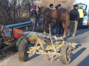Автобус се заби в каруца, жена и дете са пострадали