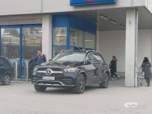 След сигнал на TrafficNews: Наказаха пловдивчанката, която едва не влезе с джипа си в магазин