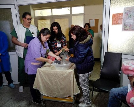 Първото бебе на Карлово получи златно медальонче навръх Бабинден