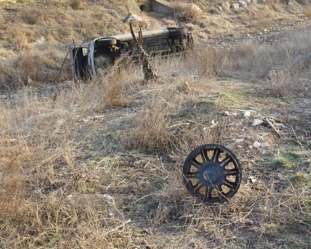 Кола се заби в дере, жена е в болница