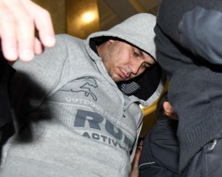 Викторио, който уби жена си и бебето си застана пред съда