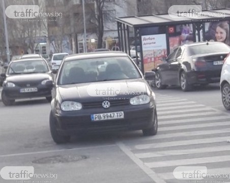 Нагло паркиране! Шофьор препречи пешеходна пътека в Пловдив
