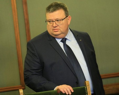 Цацаров разследва началника на НСО, бившия директор на БНР и ректор