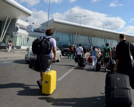 Висшистите, завърнали се у нас от чужбина, ще получават бонуси до 1200 лева