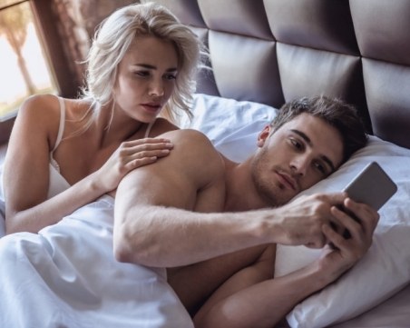 Защо той ми изневерява, но не ме напуска?