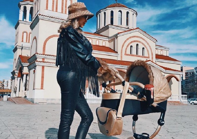 Джулиана Гани изведе бебето на разходка в Пловдив