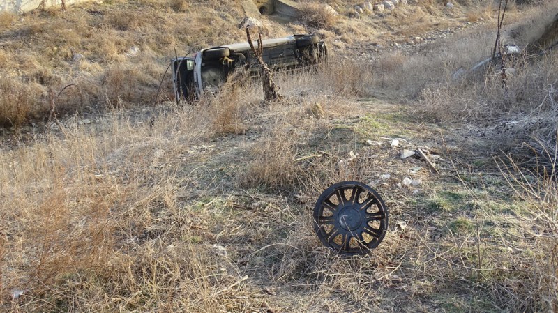 Кола се заби в дере, жена е в болница