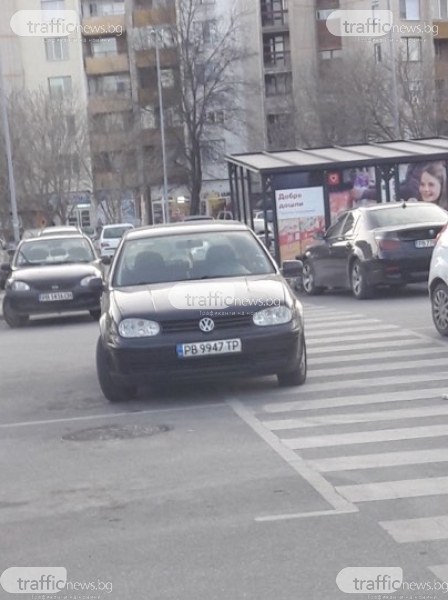 Нагло паркиране! Шофьор препречи пешеходна пътека в Пловдив