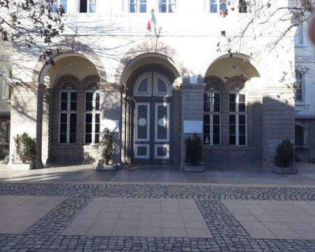 Баща нахлу в пловдивско училище, дърпа учителка, плаши я с убийство