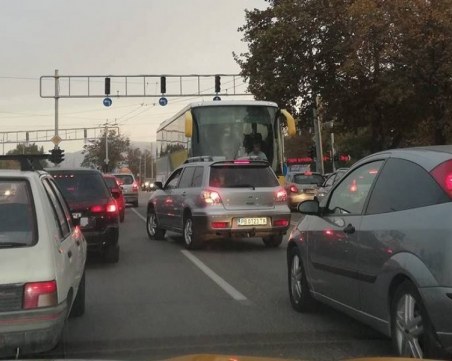 Две натоварени кръстовища в Пловдив с нова организация на движението