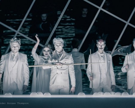 Филм проследява пътя на  