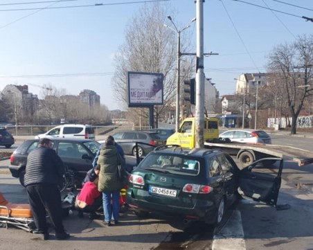 Кола се вряза в стълб в София, има загинал