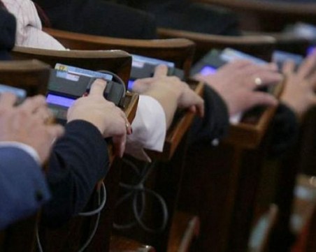 Обсъждат вота на недоверие към кабинета