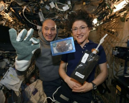 Пекоха бисквитки в космоса за два часа