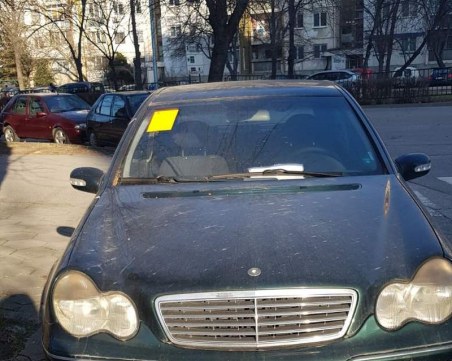 Погнаха собствениците на стари трошки в Кършияка, облепиха над 60 коли