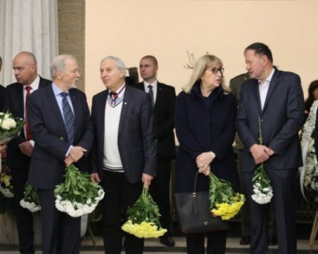 Политици и общественици се простиха с Благовест Сендов