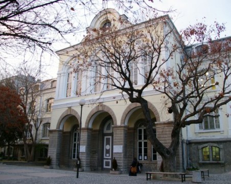 Задържаха бащата, нахлул в училище в Пловдив и заплашил учителка с убийство