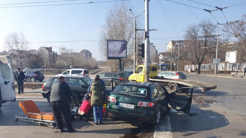 Кола се вряза в стълб в София, има загинал