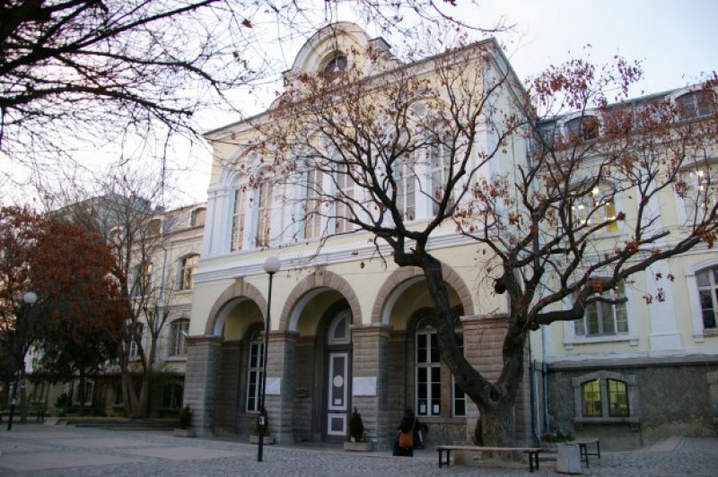 Задържаха бащата, нахлул в училище в Пловдив и заплашил учителка с убийство