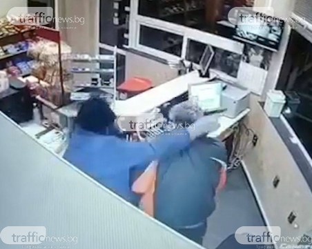 Бандит с противогаз и пистолет стреля в бензиностанция край Пловдив! ВИДЕО от нападението
