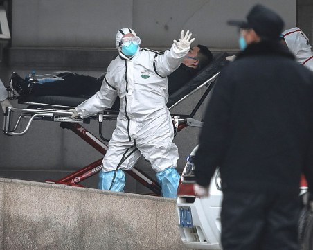 Медии публикуват кадри с падащи хора по улиците в Китай заради коронавируса