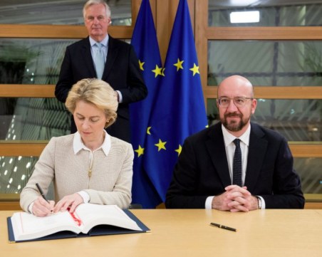 Подписаха споразумението за Brexit, обявиха точния час за напускането на Великобритания