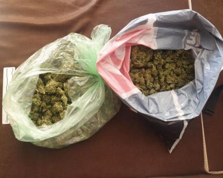 Полицаи спипаха 41-годишен мъж с три вида наркотик в Пловдив