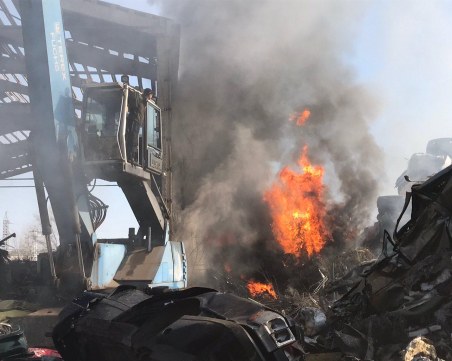 Пункт за скрап пламна в Пловдив, три пожарни се борят с огъня