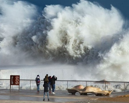 Расте броят на жертвите от бурята Глория в Испания