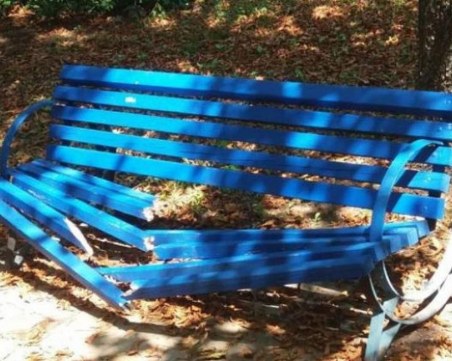 Тийн вандали превърнаха детски парк в развалина