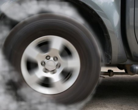 Дрифтър върти гуми на голям пловдивски булевард, арестуваха го