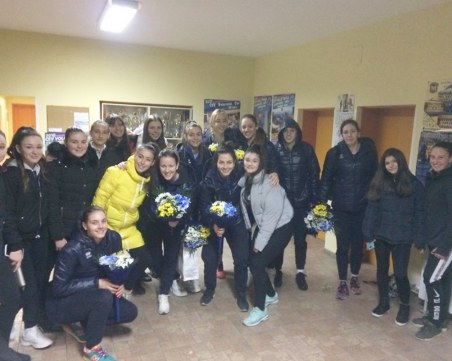 Мило посрещане и букети за маричанки след историческата победа