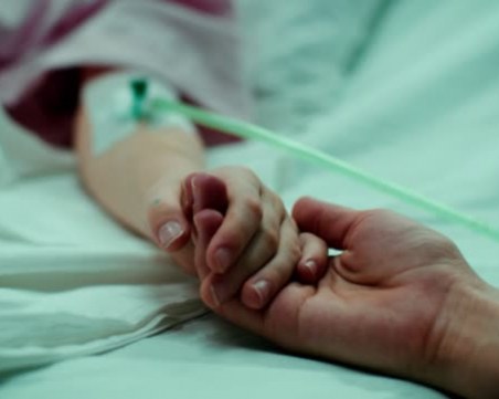 Момиченце продава домашните си любимци в помощ на болно дете