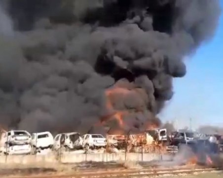 Огромен пожар в автоморга в Хасково обгази града