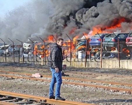 Прокуратурата подхваща големия пожар в Хасково, обхванал 100 автомобила